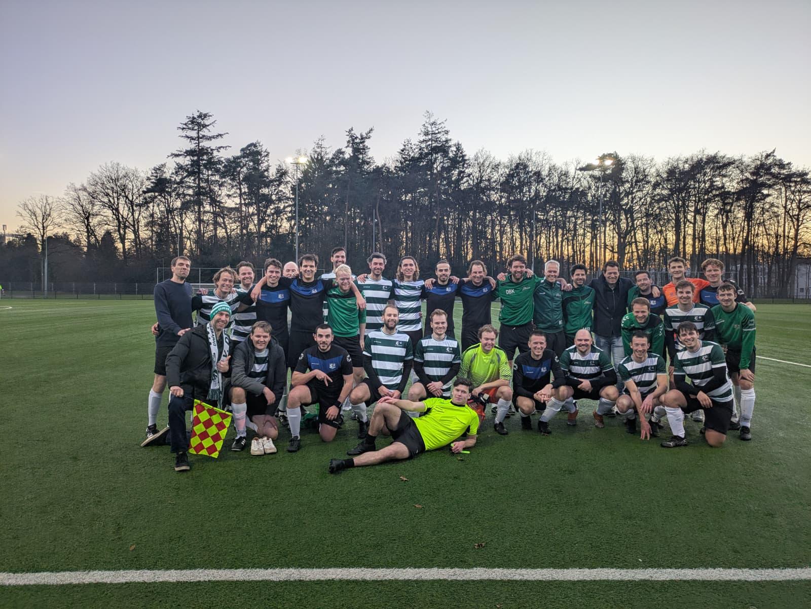 Drienerlo members and footballers together on the pitch